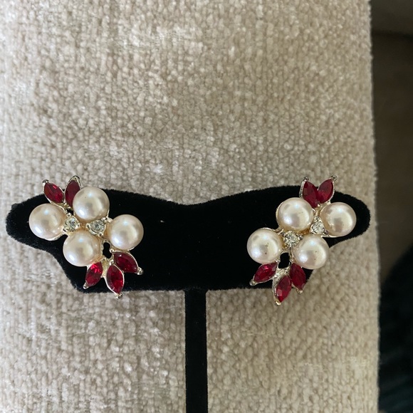 TANYA LIND SIGNED PEARL RED CRYSTAL 1980’S VINTAGE POST CHRISTMAS EARRINGS - Picture 5 of 6